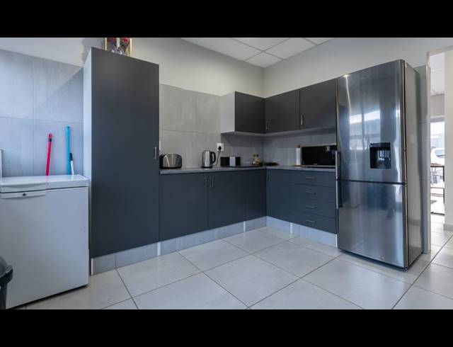 350M² OFFICE FOR SALE IN ALBERTON NORTH